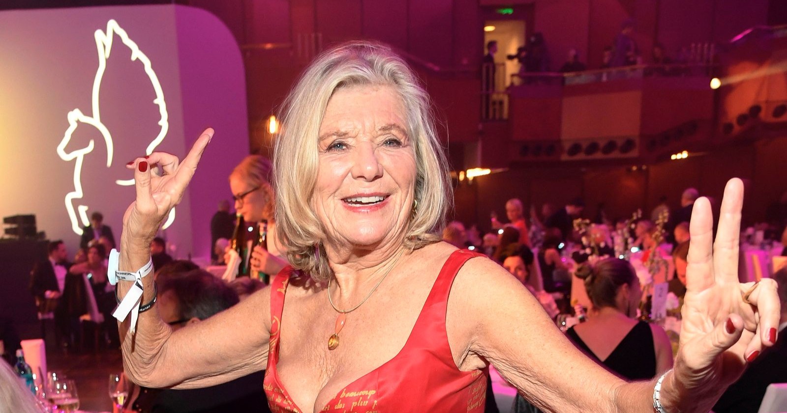 Jutta Speidl lächelt auf dem Sportpresseball in Frankfurt und zeigt mit beiden Händen ein Peace-Zeichen.