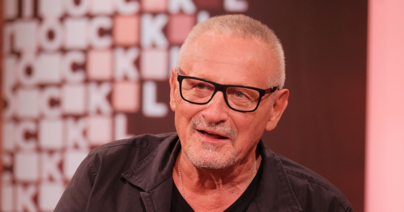 Porträt des Liedermachers Konstantin Wecker bei einer TV-Aufzeichnung; der Musiker steht im Fokus aktueller Vorwürfe einer heute 30-jährigen Frau, die von einem früheren Kontakt als 15-Jährigeberichtet.