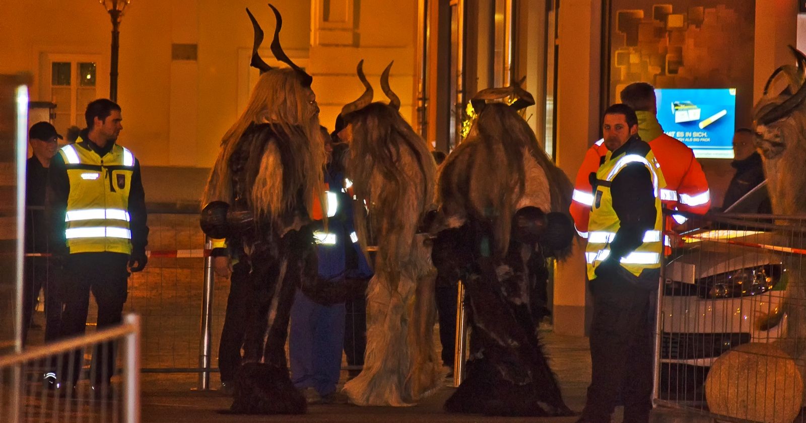 Security-Mitarbeiter und Krampusse bei einem Lauf.
