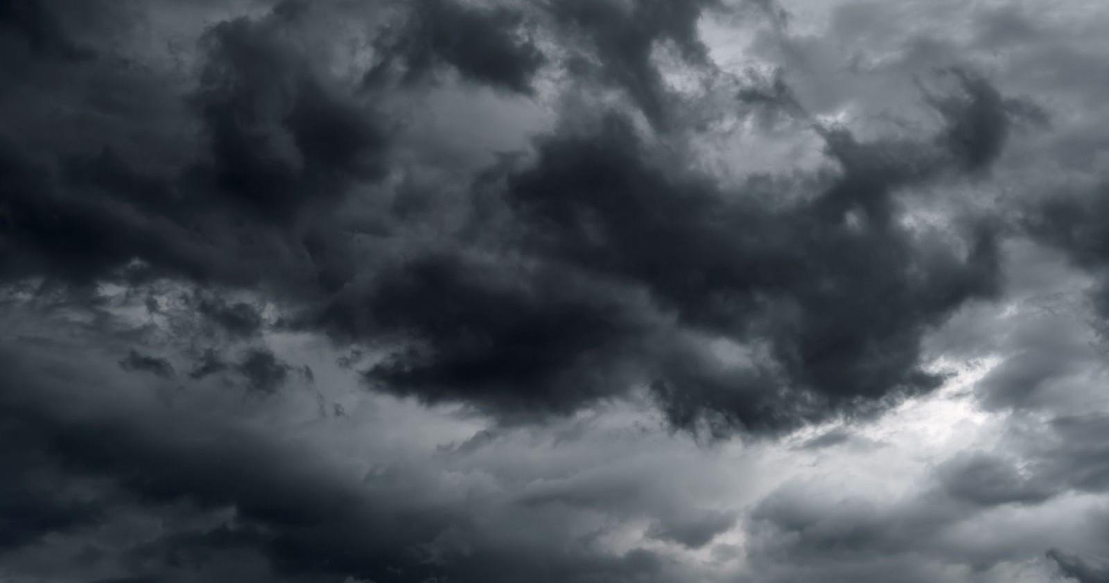 Dunkle Sturmwolken am Himmel