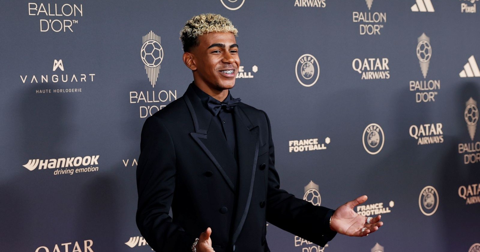 Lamine Yamal in Anzug bei einem Event.