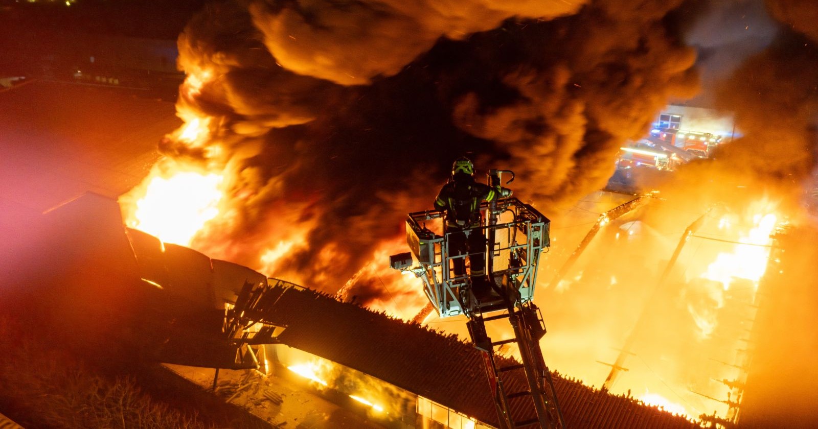 Drohnenaufnahme des Feuerwehreinsatzes über einem vollständig abgebranntem Recyclingwerk in Linz vom 18.11.2025