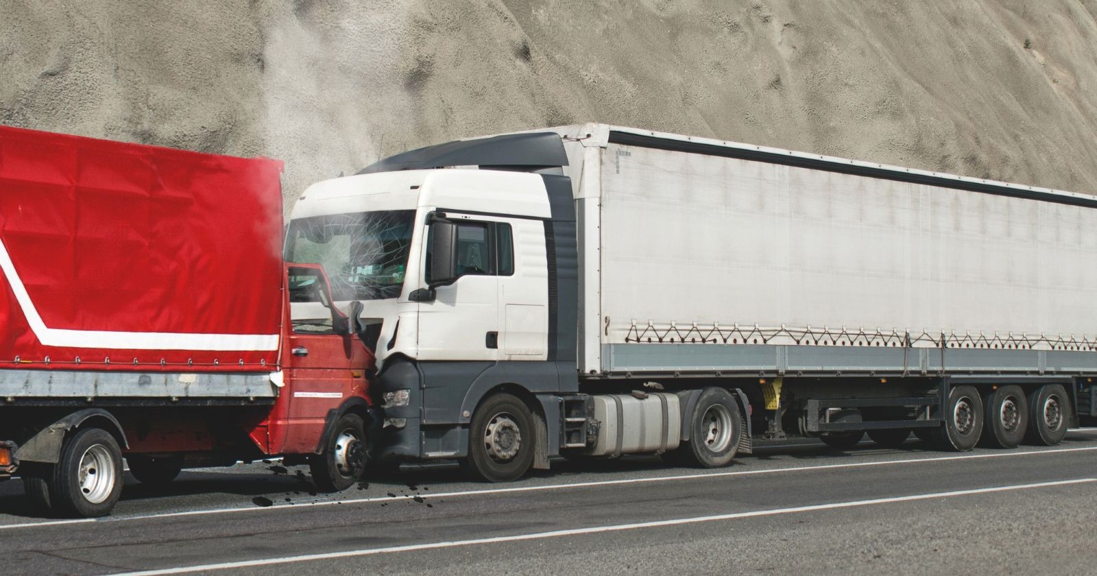 Unfall zwischen zwei Lkw auf einer Straße