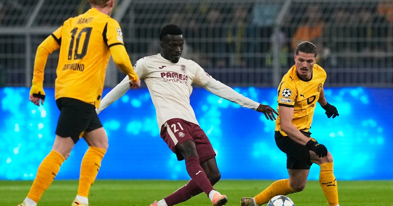 Villarreals Tani Oluwaseyi (Mitte) im Duell mit Dortmunds Marcel Sabitzer (rechts) und Julian Brandt um den Ball.