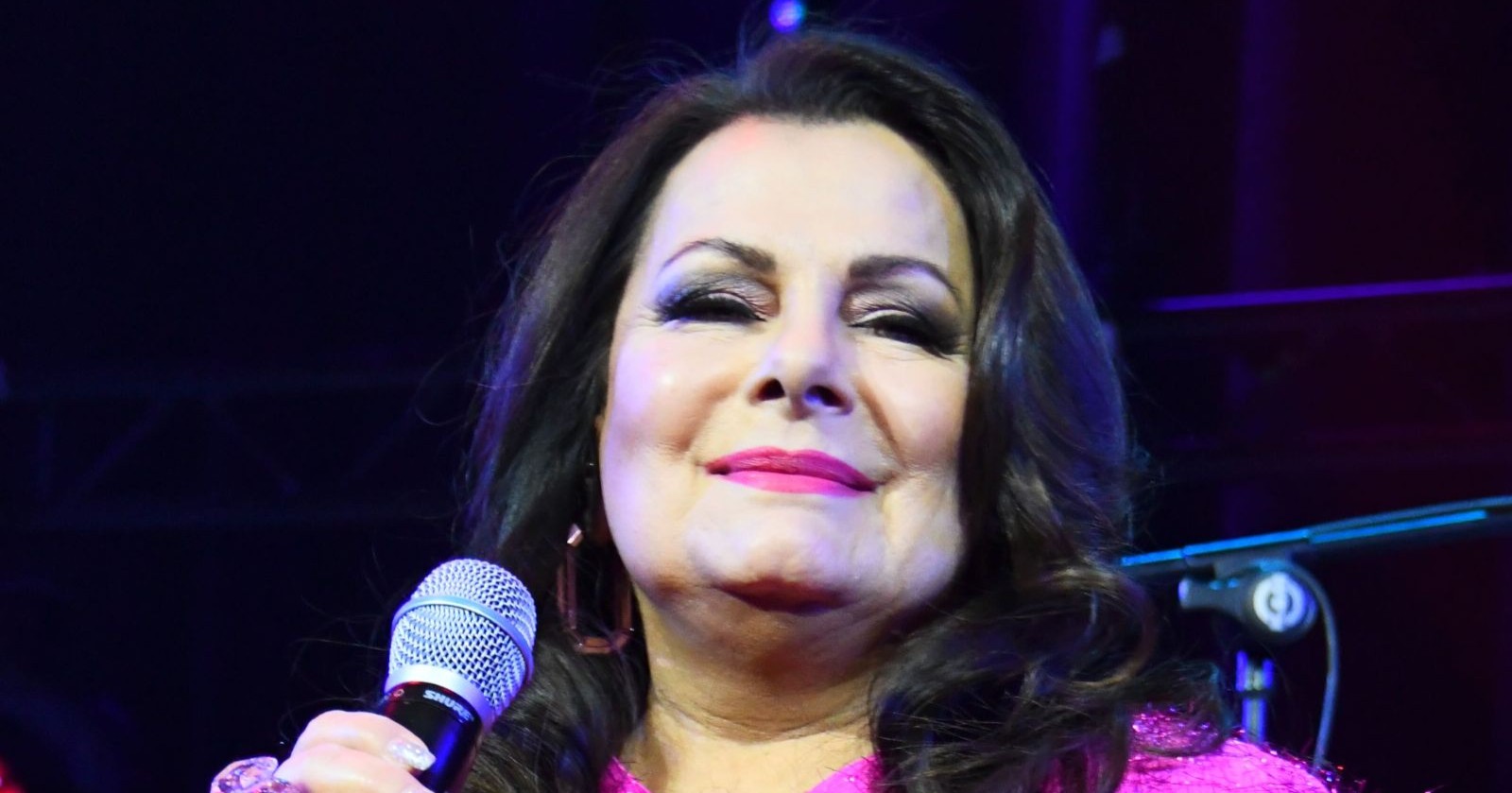 Marianne Rosenberg mit Mikrofon auf der Bühne: Sie musste ihre „Bunter Planet“-Tour vorzeitig abbrechen.