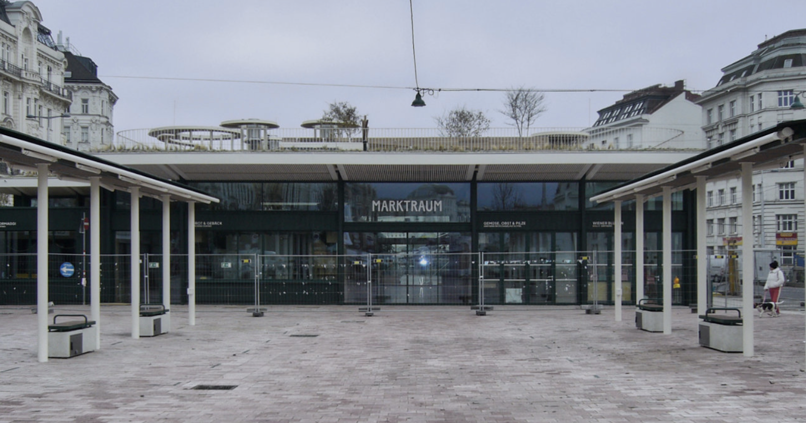 Blick auf den Eingansbereich des neuen Marktraumes am Naschmarkt an einem grauen Tag
