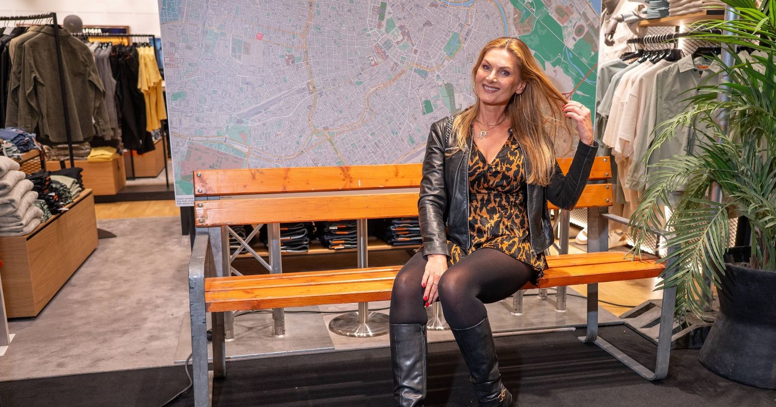 Martina Kaiser sitzt auf einer Holzbank