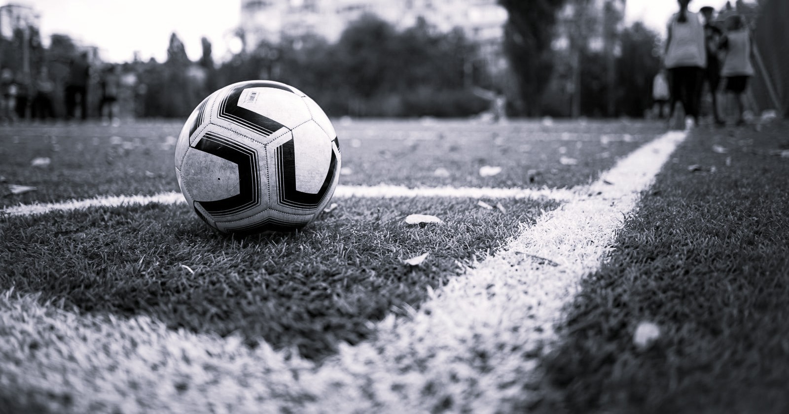 Fußball auf einer Corner-Fahne auf einem Fußballplatz liegend