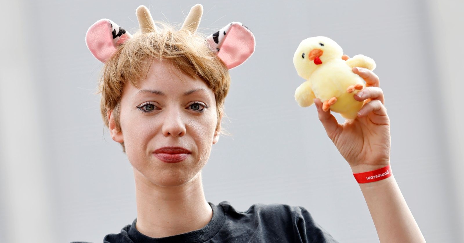 Militante Veganerin mit Kücken