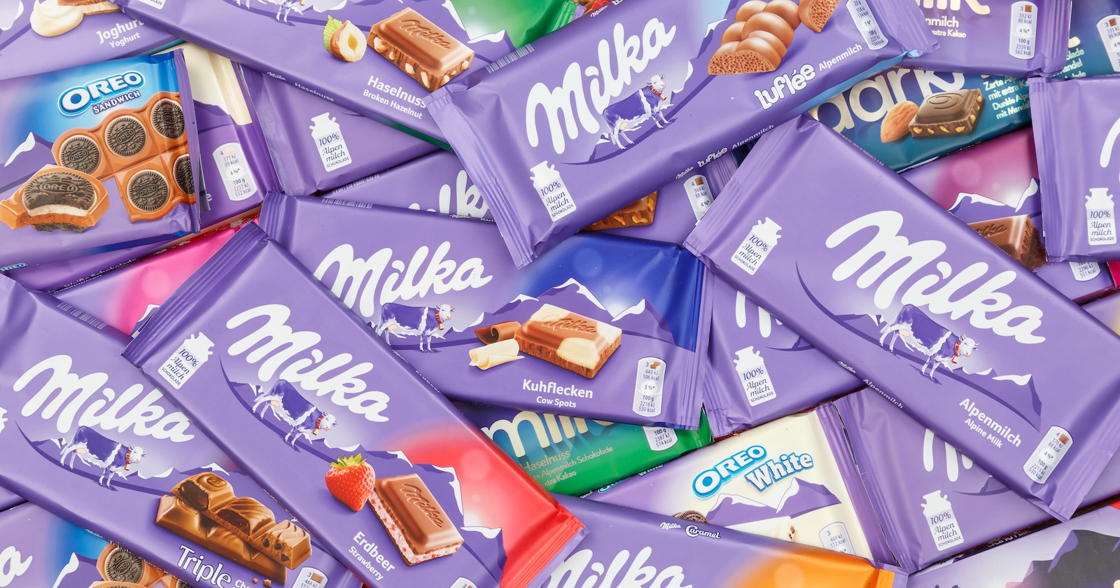 Mehrere Tafeln Milka-Schokolade in unterschiedlichen Sorten, Symbolbild zum aktuellen Milka Schokolade Rückruf wegen möglicher Plastikfremdkörper in der Caramel-Sorte.