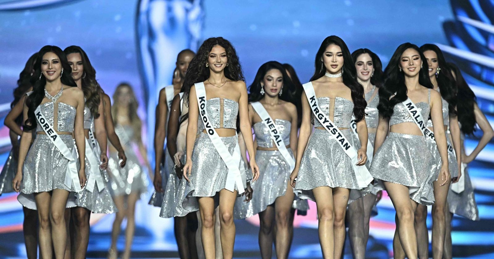 Die Teilnehmerinnen des Wettbewerbs auf der Bühne