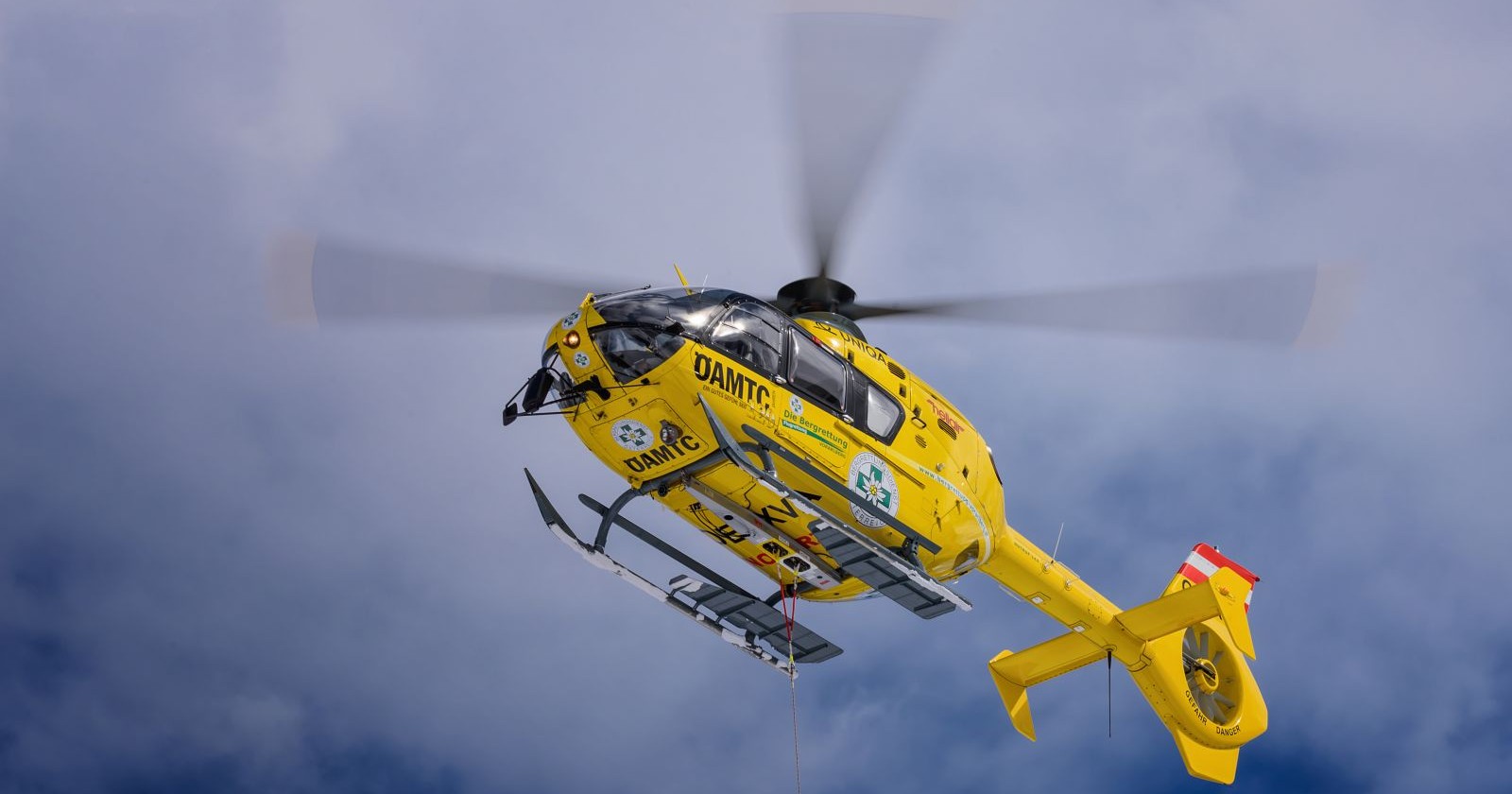 Gelber ÖAMTC-Hubschrauber