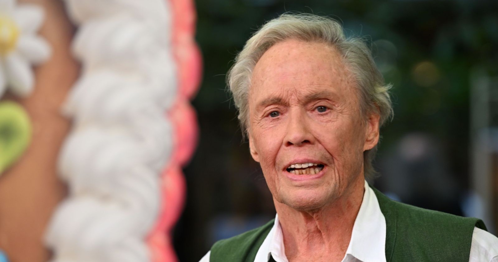 Peter Kraus steht bei einem öffentlichen Auftritt und spricht über seinen Abschied von der Social-Media-Plattform Facebook.