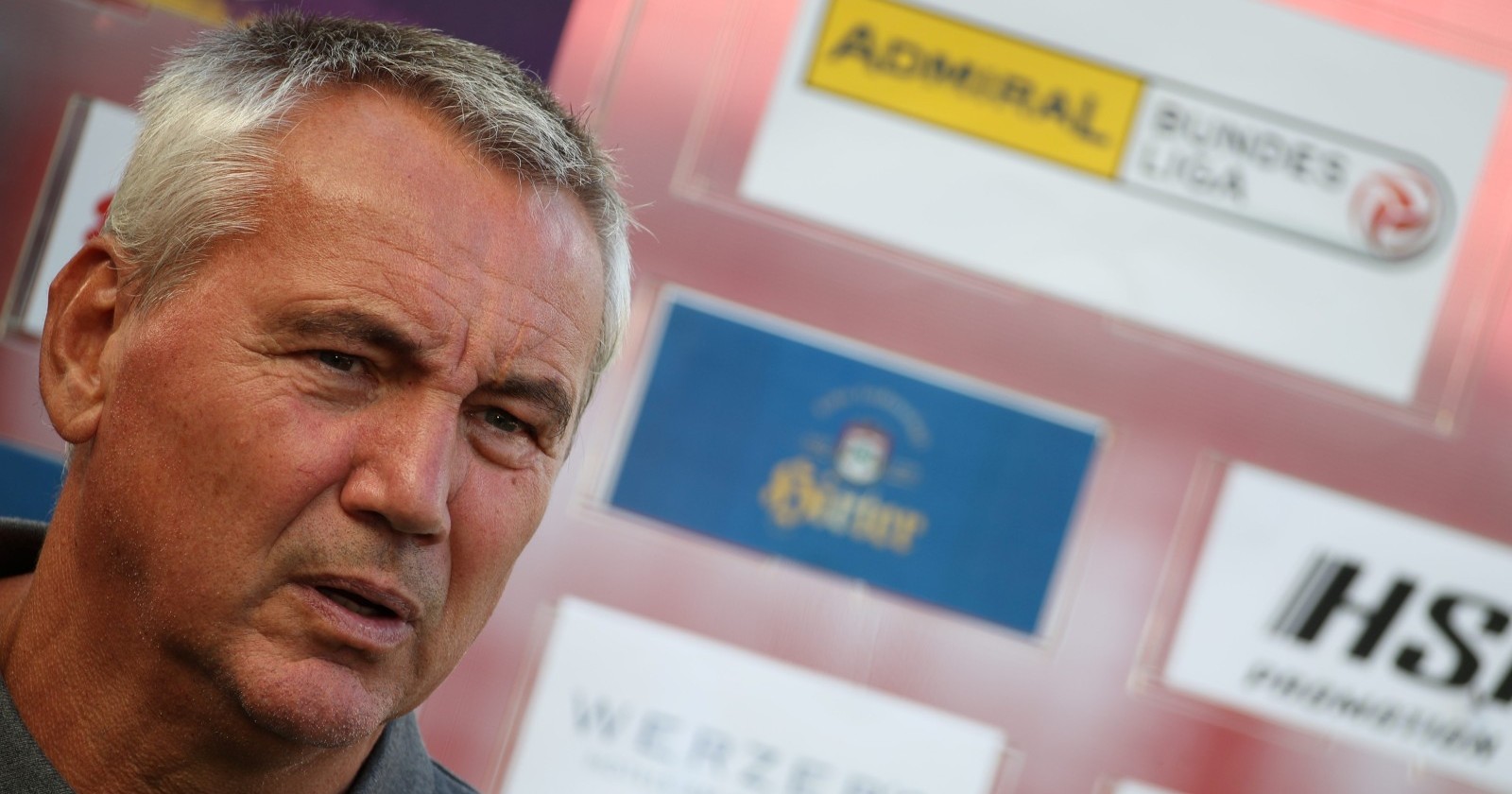 Peter Pacult im jahr 2021, während eines Bundesligaspiels zwischen Austria Klagenfurt und WSG Tirol