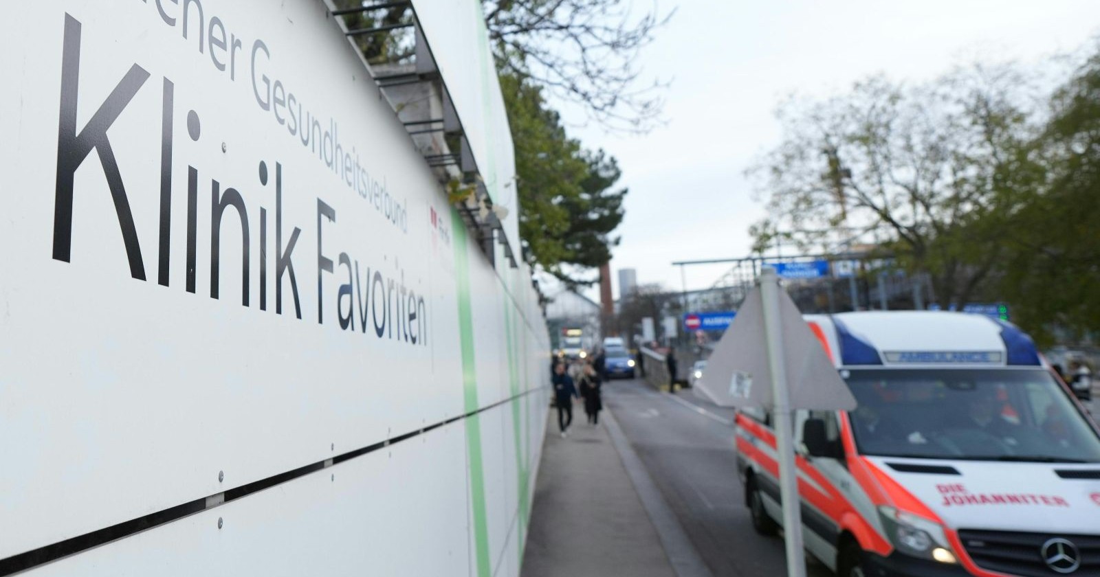 Ansicht der Klinik Favoriten in Wien mit vorbeifahrendem Rettungswagen – Schauplatz laufender Ermittlungen gegen eine frühere Pflegerin.