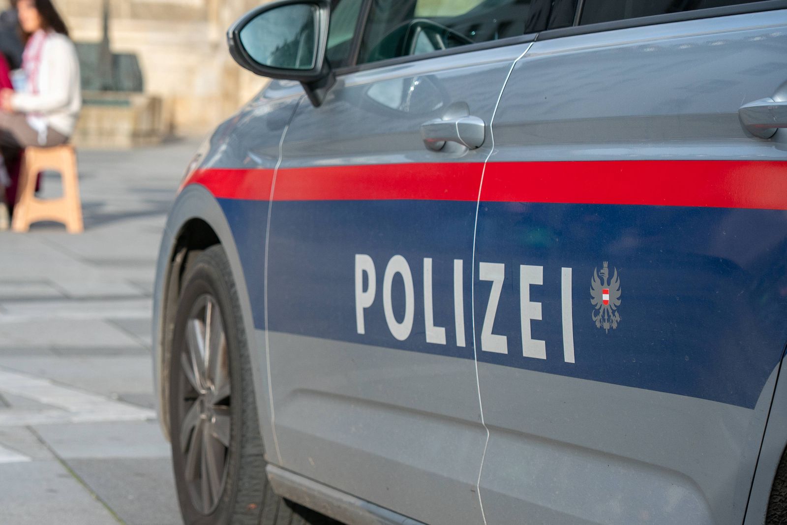 Polizeiauto mit blau-roten Streifen