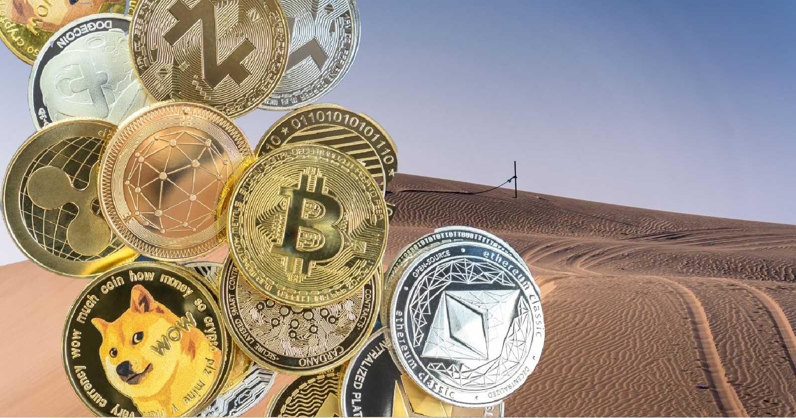 Mehrere goldene und silberne Kryptomünzen, darunter Bitcoin und Ethereum, vor einer Sanddüne in der Wüste Dubais – Symbolbild zum Fall Roman Novak.