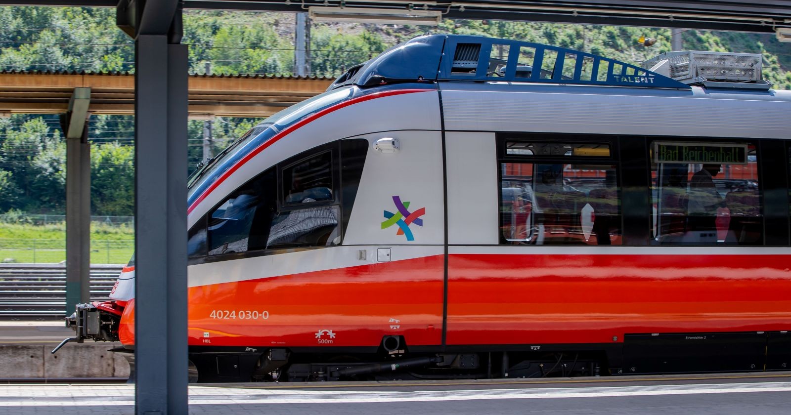 Ein Zug in Salzburg.