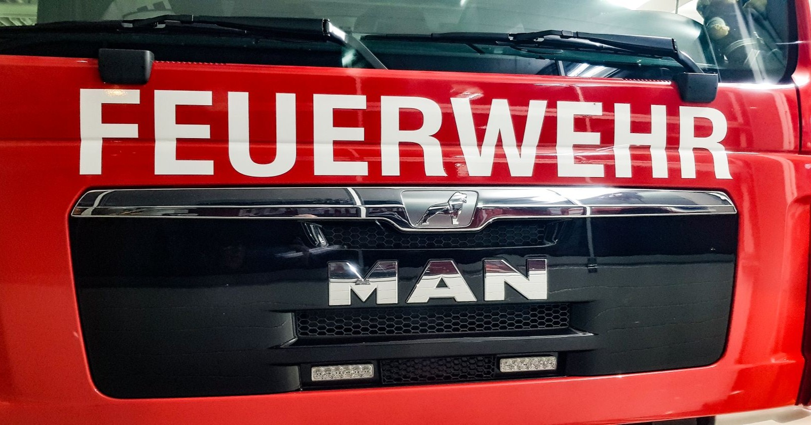 Außenansicht eines österreichischen Feuerwehrwagens der Firma MAN