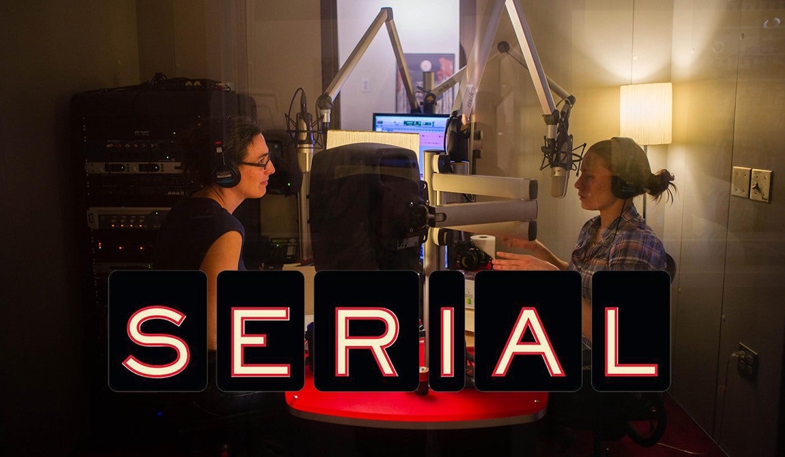 Blick in ein schwach beleuchtetes Podcast-Studie