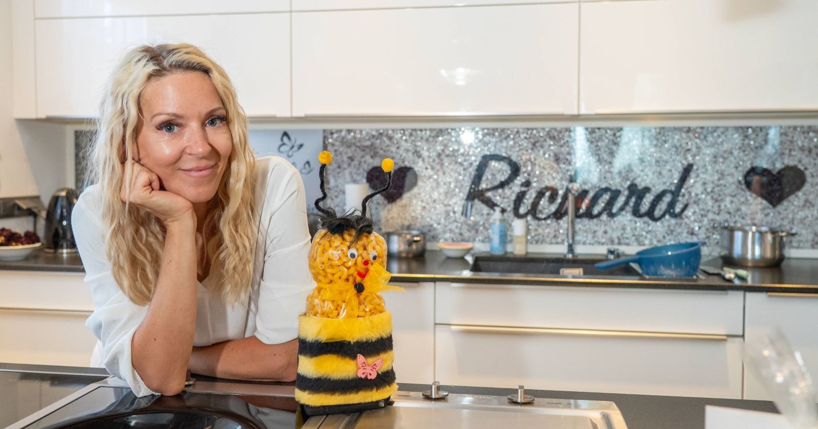 Simone Lugner in der Küche