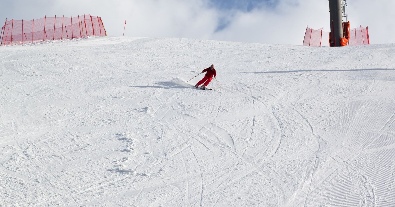 Ein Ski-Fahrer fährt eine präparierte Piste hinunter, Symbolbild für den schweren Skiunfall in Kaltenbach, Tirol.