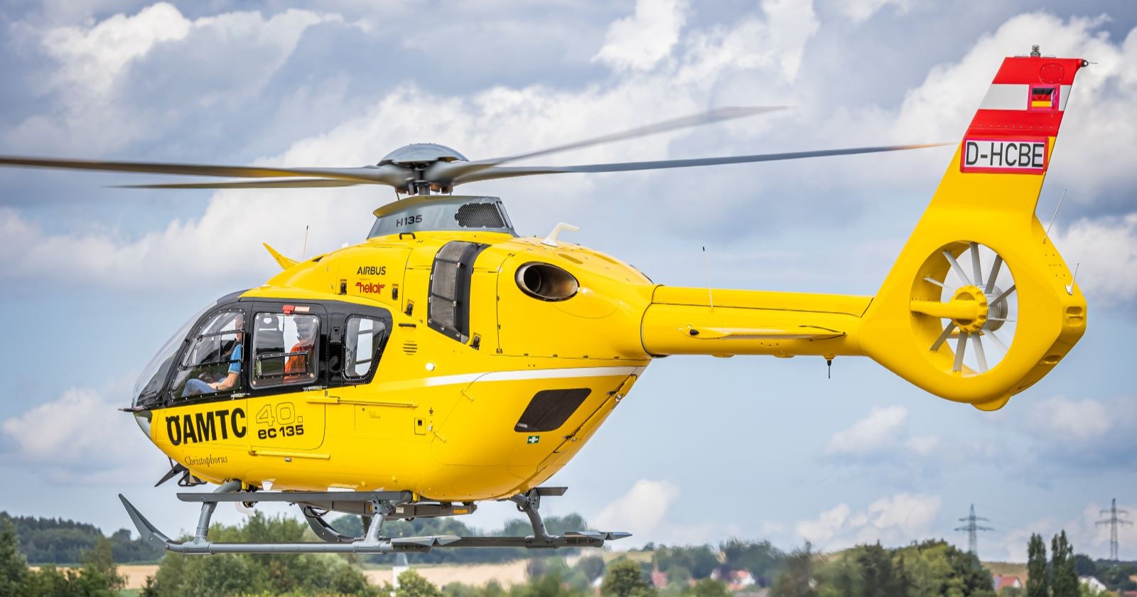 Ansicht des Rettungshubschraubers Christopherus des ÖAMTC beim Abheben