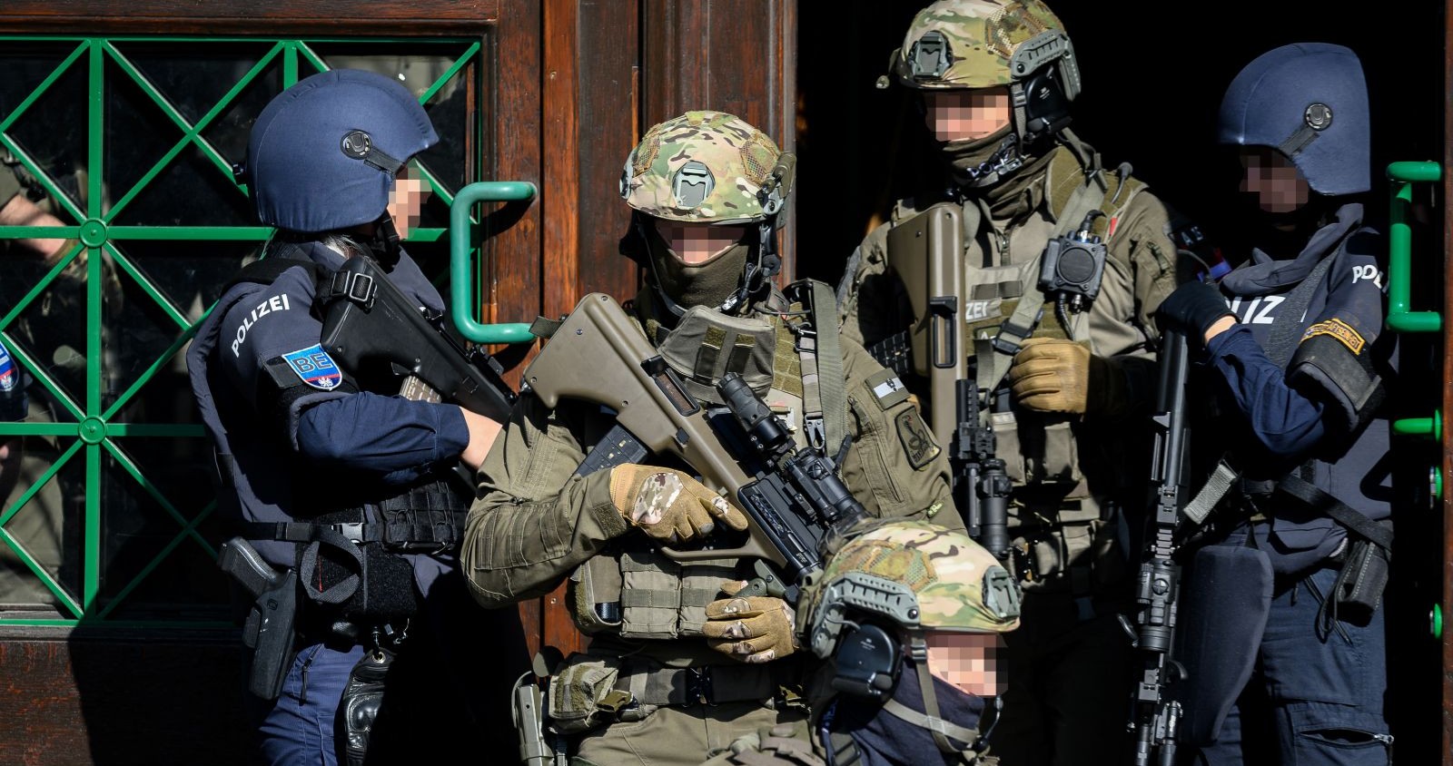 Einsatzkräfte der Sonderkommandos Cobra in voller Montur und Gewehren in ihren Händen