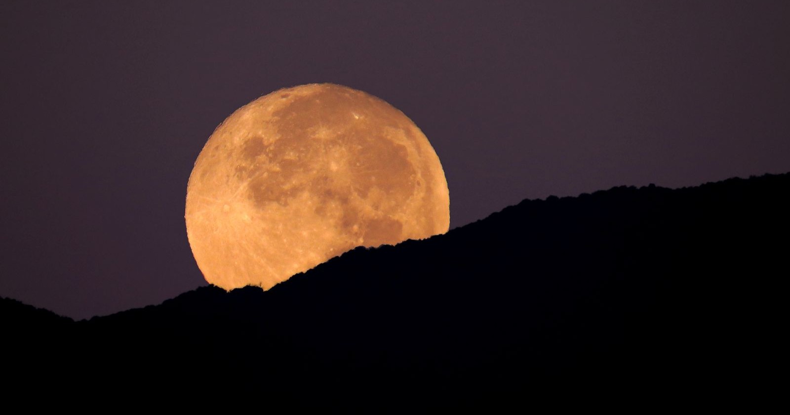 Supermond 2025 über Österreich bei Mondaufgang über den Bergen – wann und wo man den größten Vollmond des Jahres sehen kann.