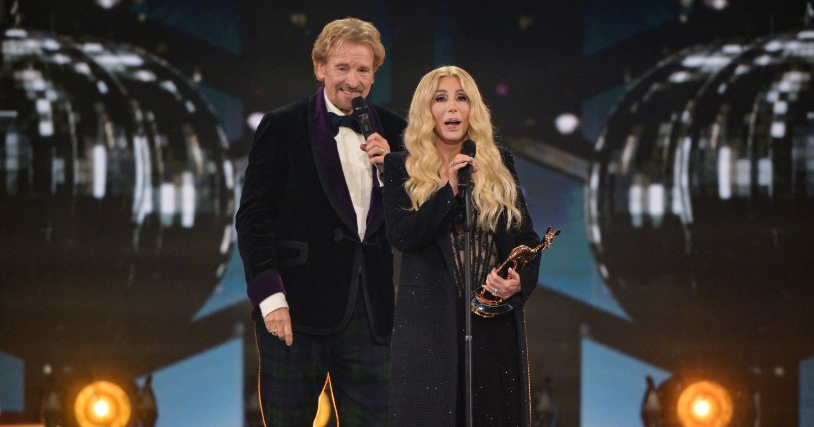 Thomas Gottschalk und Cher auf der Bambi-Bühne.