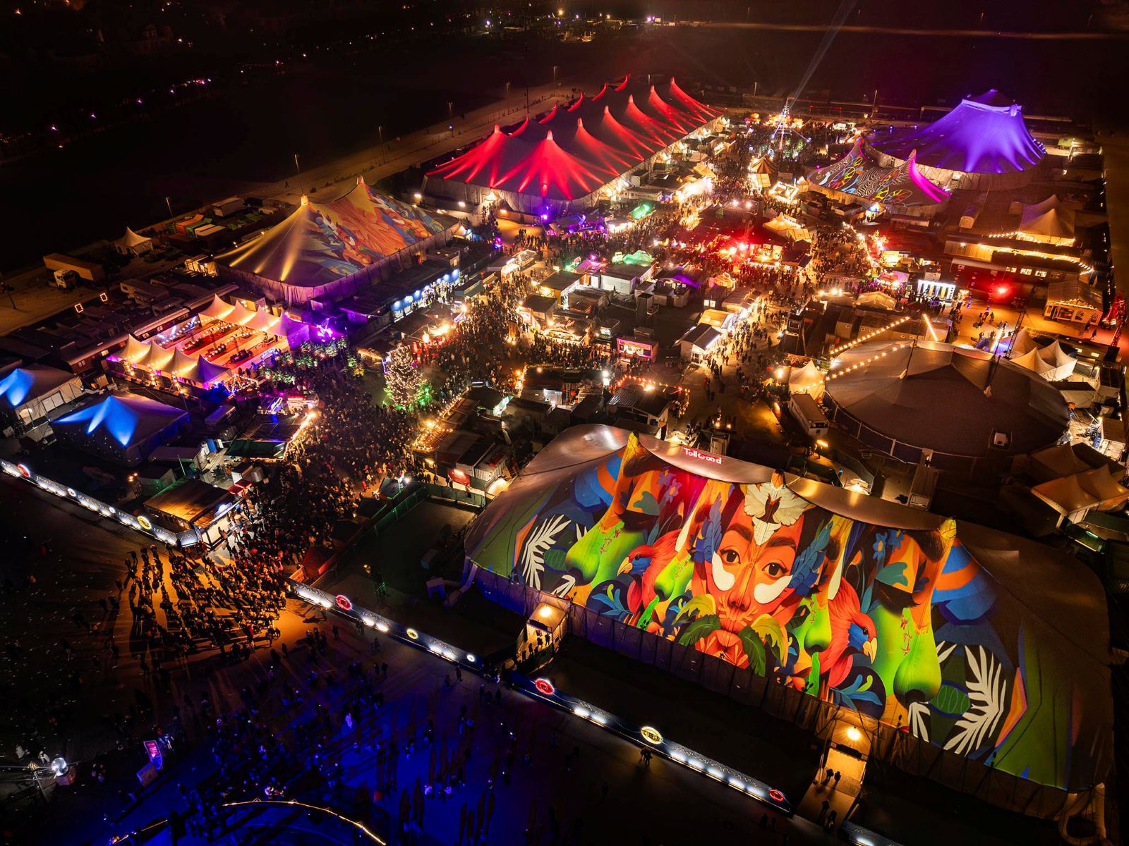 Das Tollwood Festival aus der Vogelperspektive fotografiert.