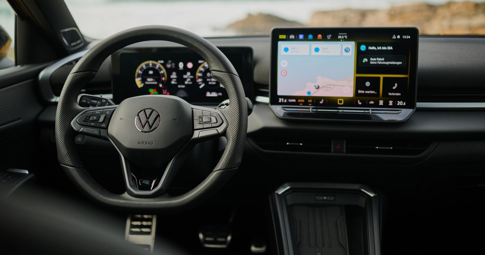 Das Innenleben des VW Teroc: Schwarz bestimmt Armaturenbrett und Lenkrad. Zu sehen ist auch das Display für Navi und Co.