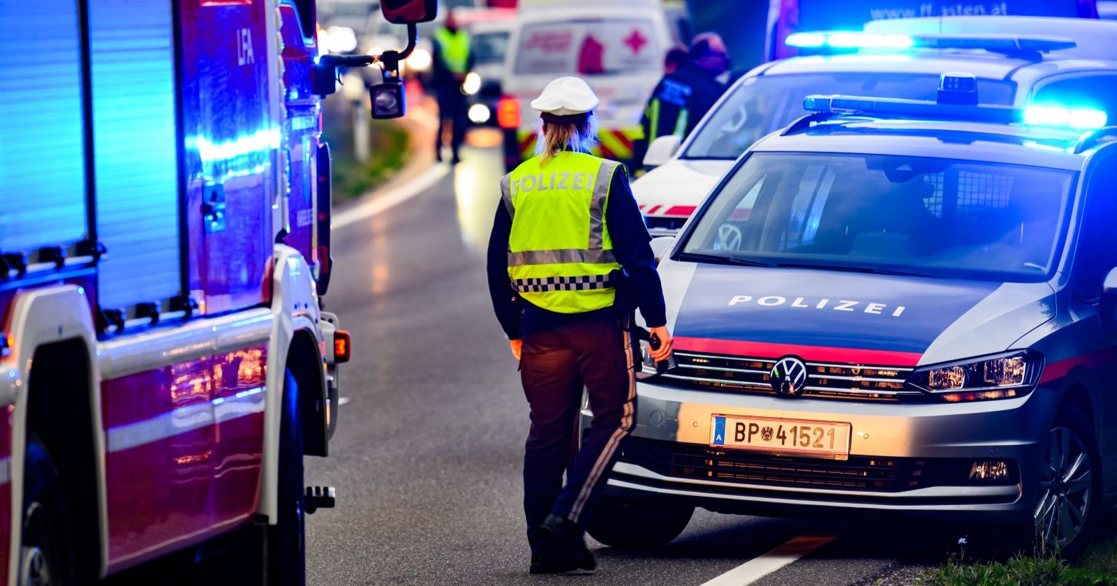 Feuerwehr, Rettung und Polizei an einem Unfallort.