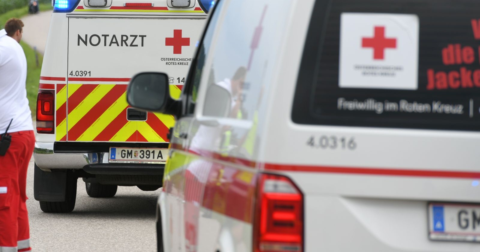 Rettungsautos an einem Einsatzort.