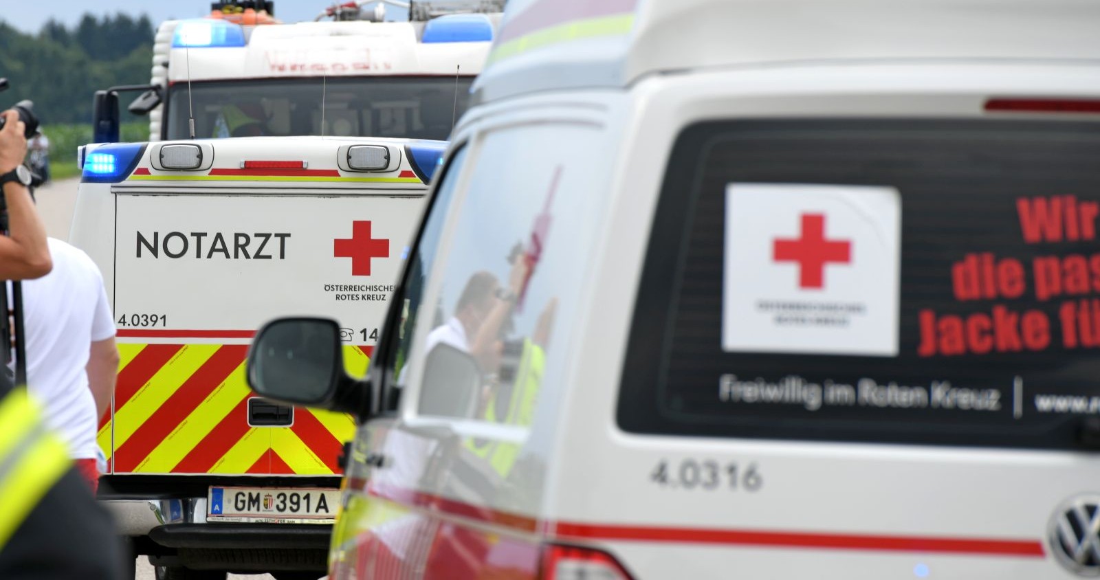 Rettungsautos an einem Einsatzort.