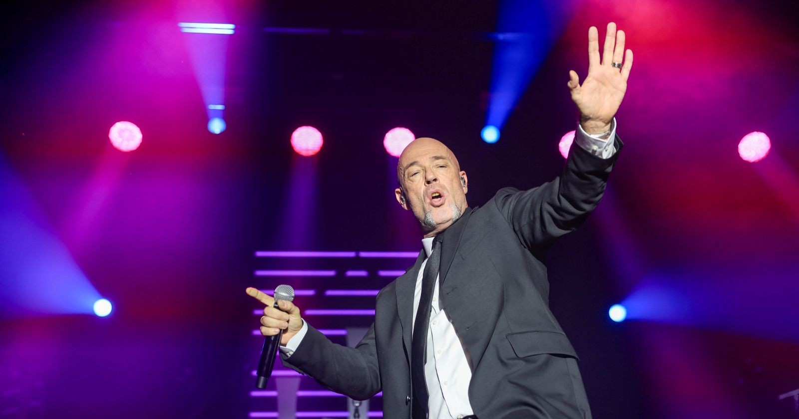 Sänger Der Graf von Unheilig performt unter buntem Scheinwerferlicht beim Auftakt zur Comeback-Tour in Sachsen.