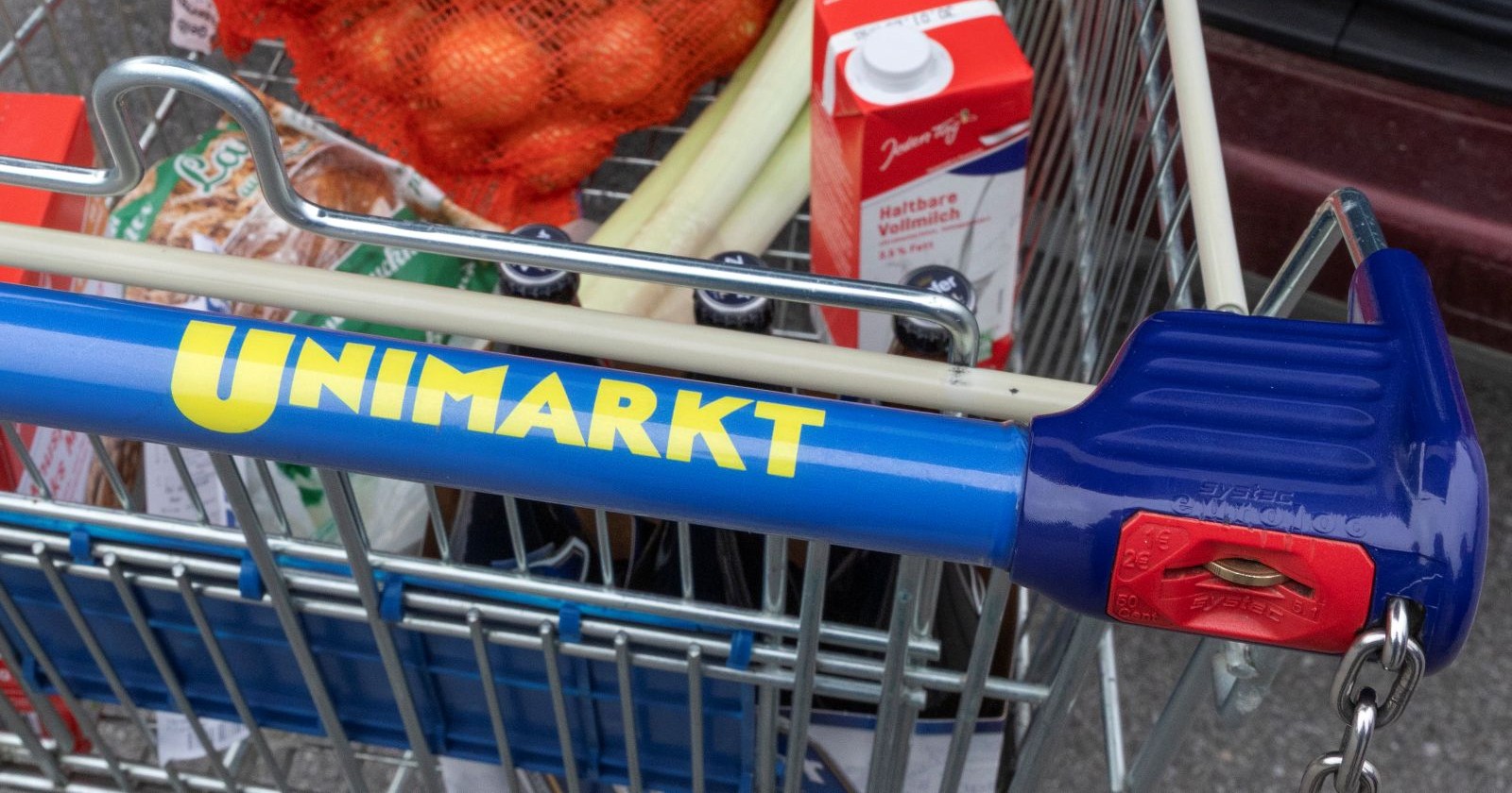 Einkaufswagen der Supermarktkette Unimarkt