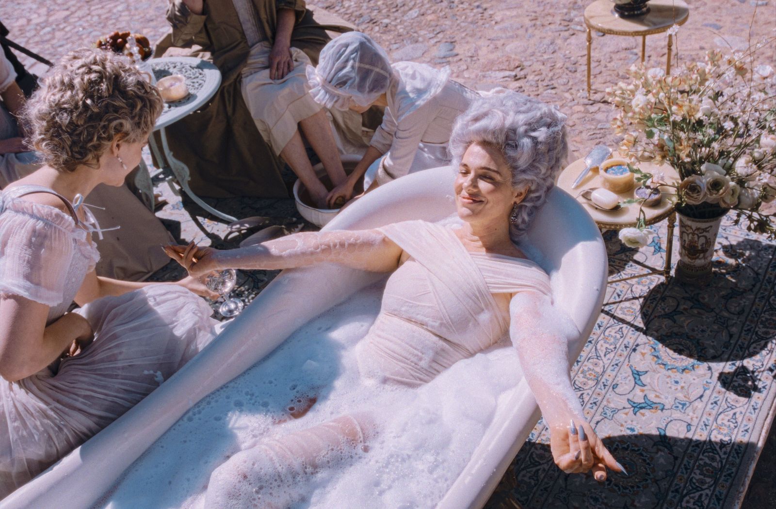 In einer Szene in Mozart/Mozart liegt Verena Altenberger als Marie Antoinette in der Badewanne.