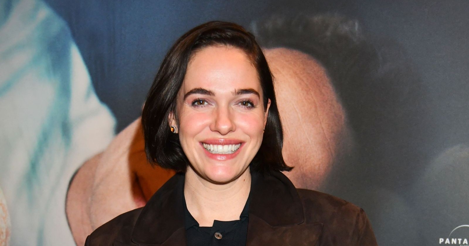 Verena Altenberger bei einem Event; sie äußert sich zu ihrem Privatleben und den Spekulationen über eine mögliche Beziehung zu Christian Kern.