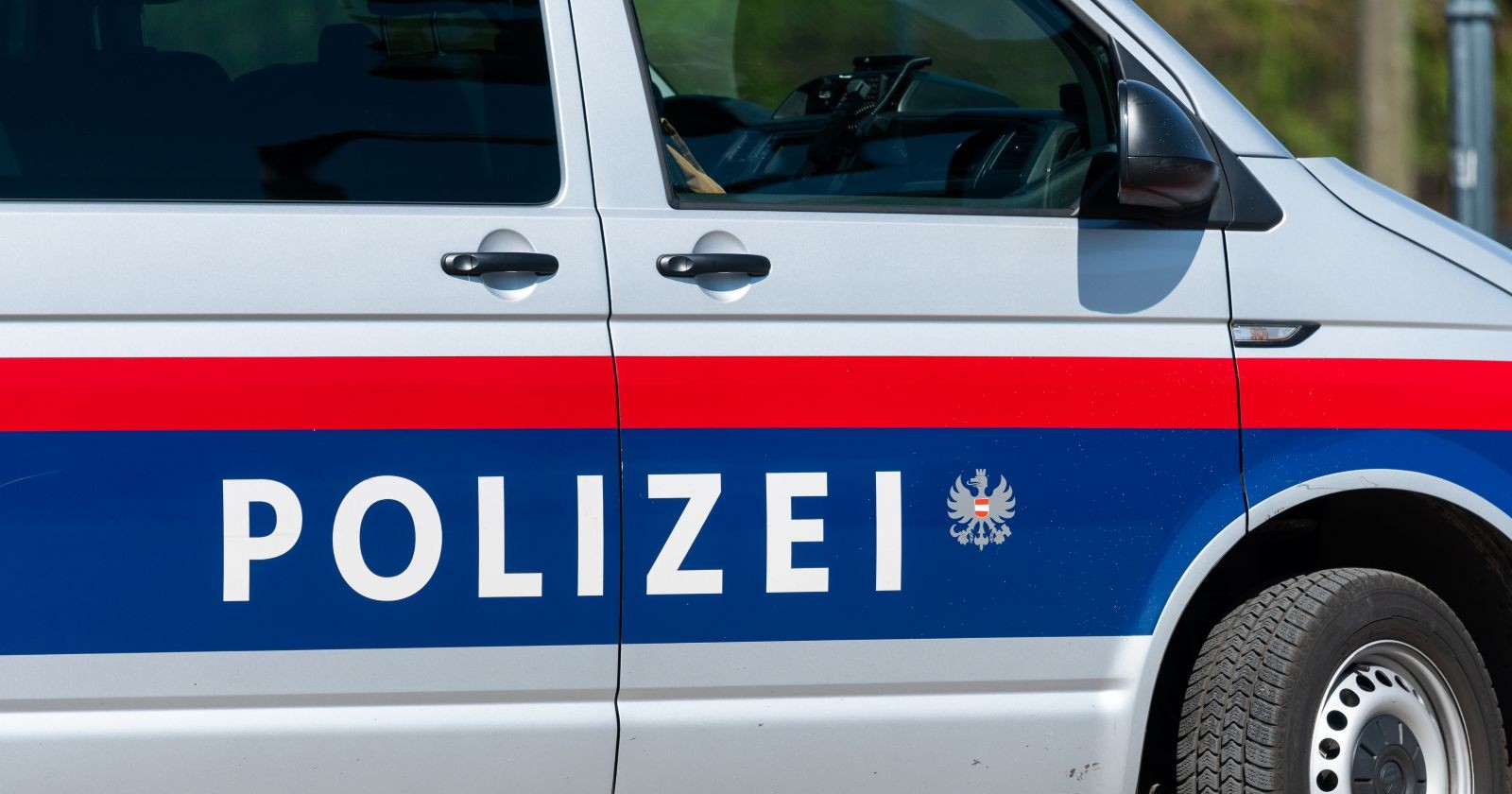 Ansicht eines Polizeibusses des Modells "VW-Transporter" der österreichischen Polizei