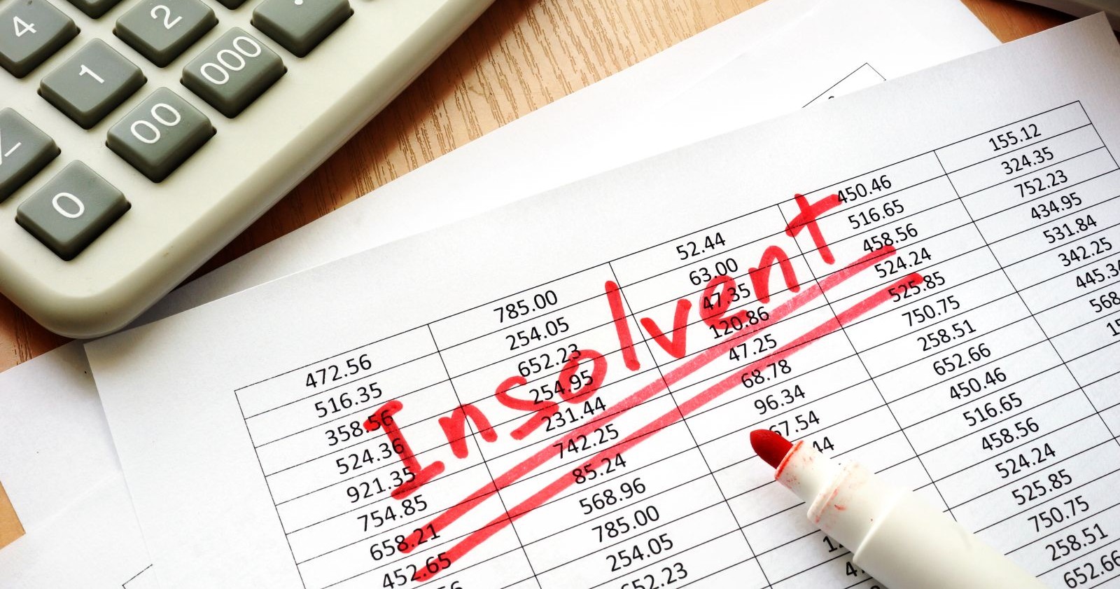 Insolvenz auf ein Papier mit Finanzzahlen geschrieben