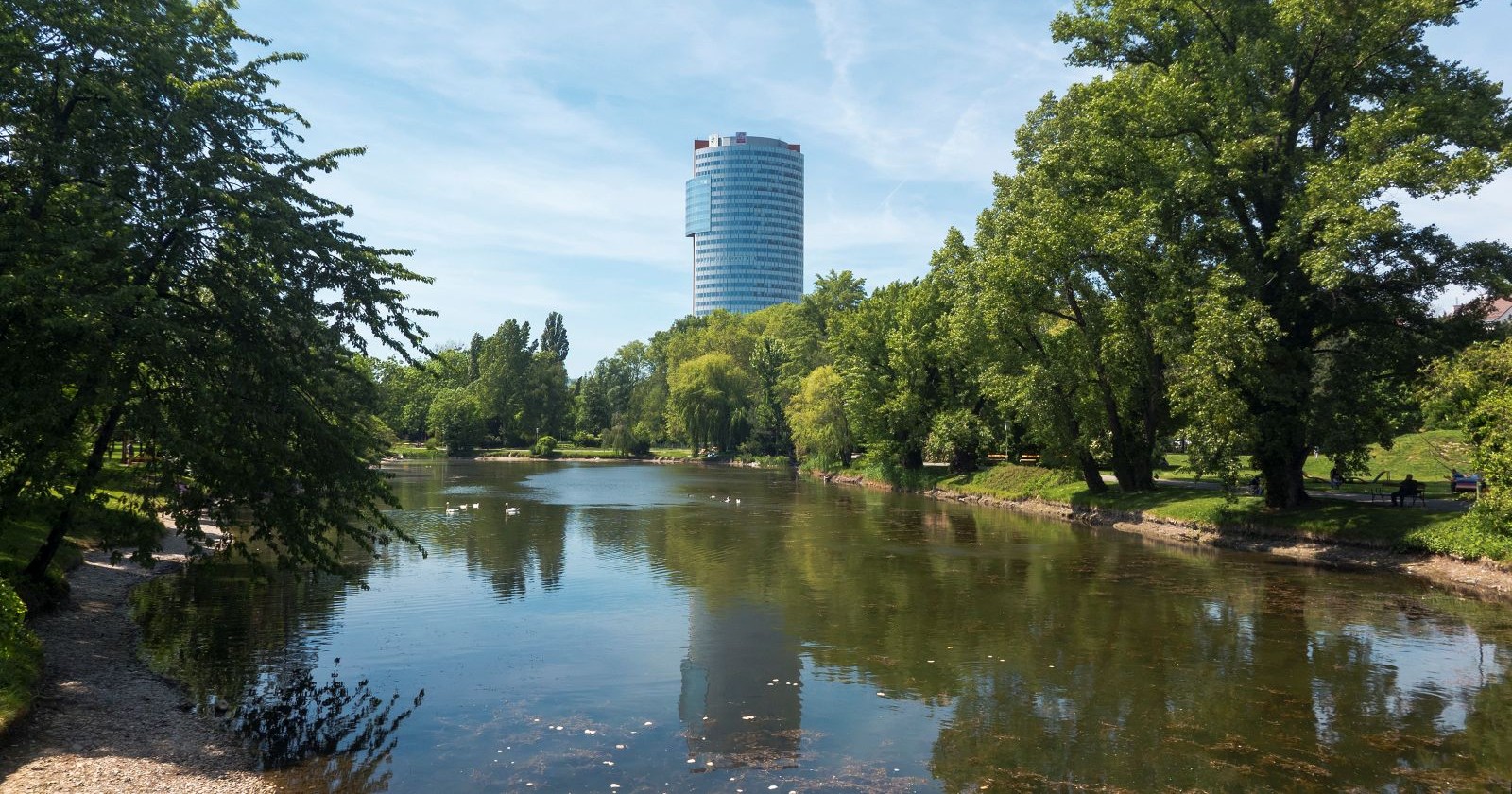 Porträtfoto des Wiener Wasserparkes im 21. Gemeindebezirk Floridsdorf mit Aussicht auf den FloridoTower auf der Floridsdorfer Hauptstraße