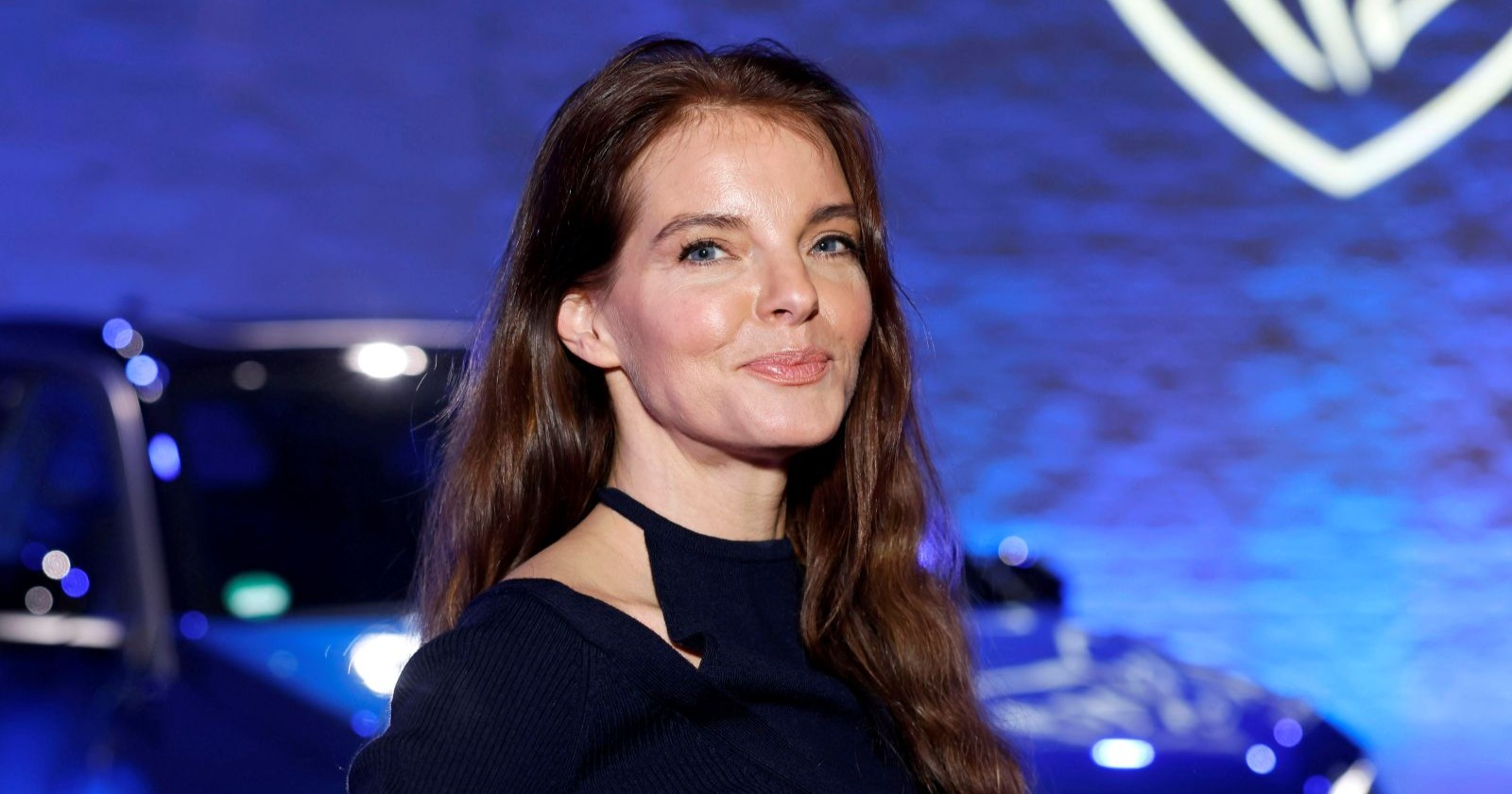 Yvonne Catterfeld auf blauen Hintergrund
