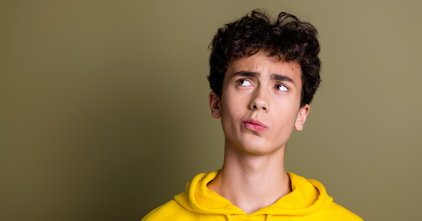 Junger Mann mit gelbem Pulli | Credit: stock.adobe.com/deagreez