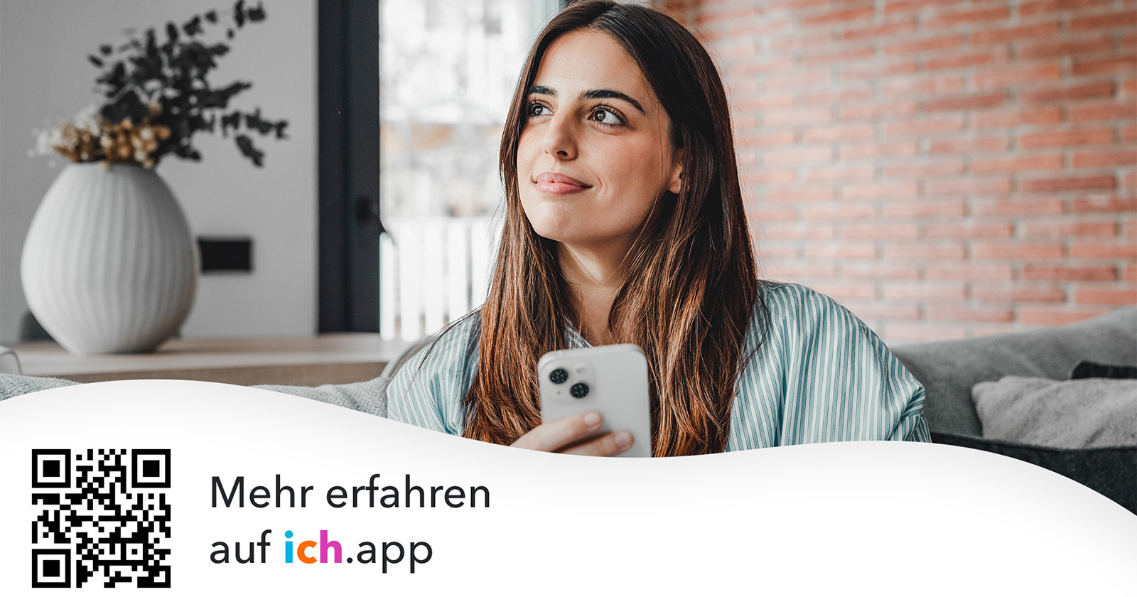 Junge Frau beim Nutzen der ich.app | Credit: ich.app