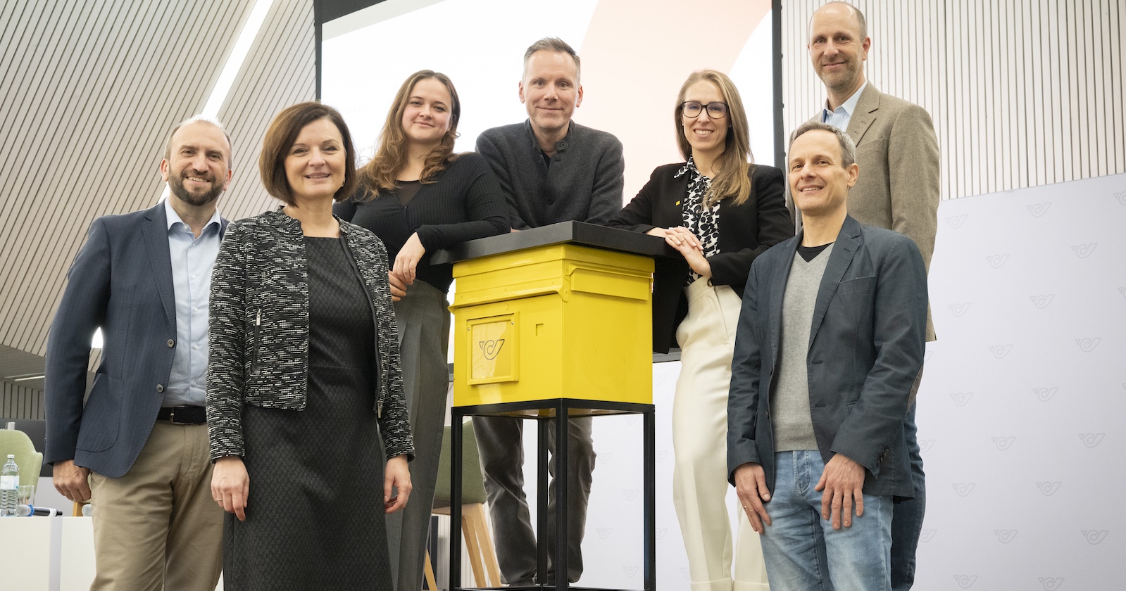 Gruppenbild mit Postkasten