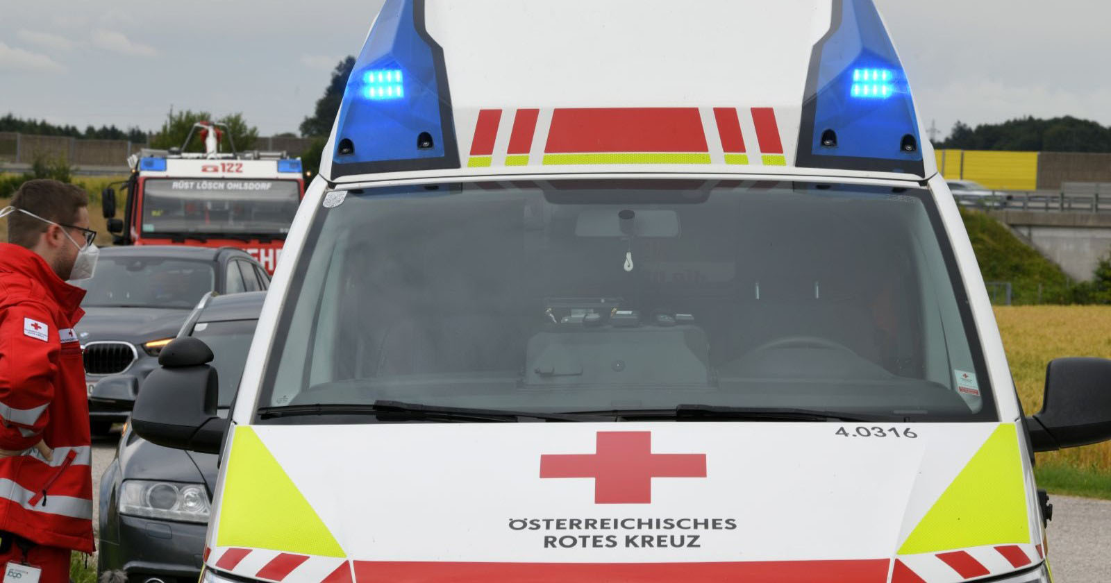 Einsatzfahrzeug der Rettung mit eingeschaltetem Blaulicht