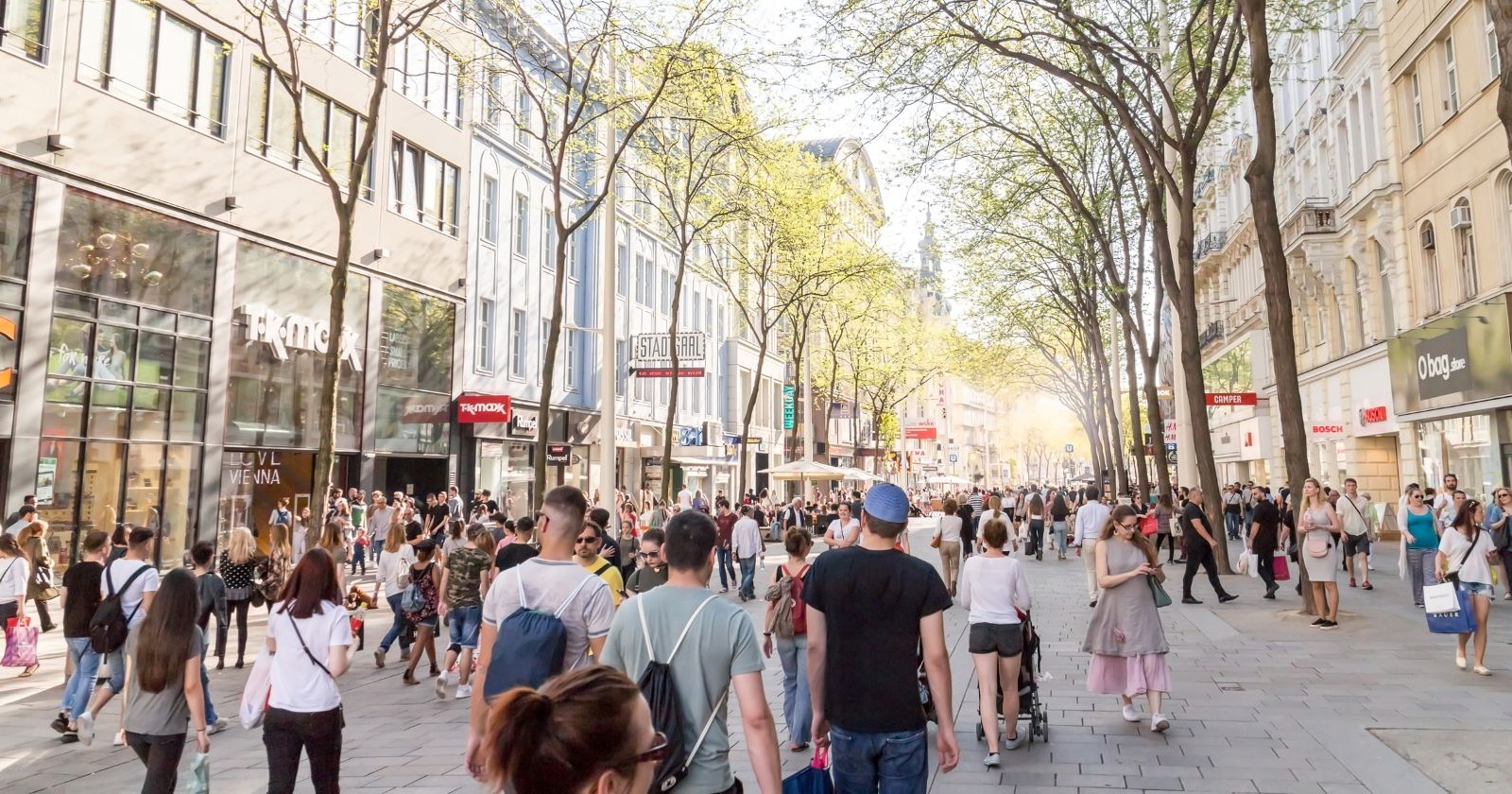 Panorama-Ansicht der Mariahilfer Straße in Wien