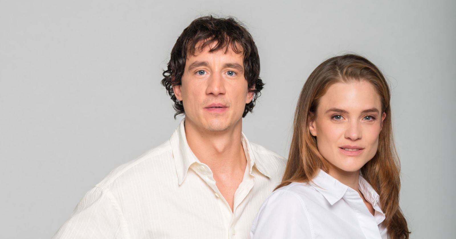 Laurence Rupp und Miriam Fussenegger posieren gemeinsam als neues Ermittlerduo des österreichischen „Tatort“, Start 2027 im ORF.