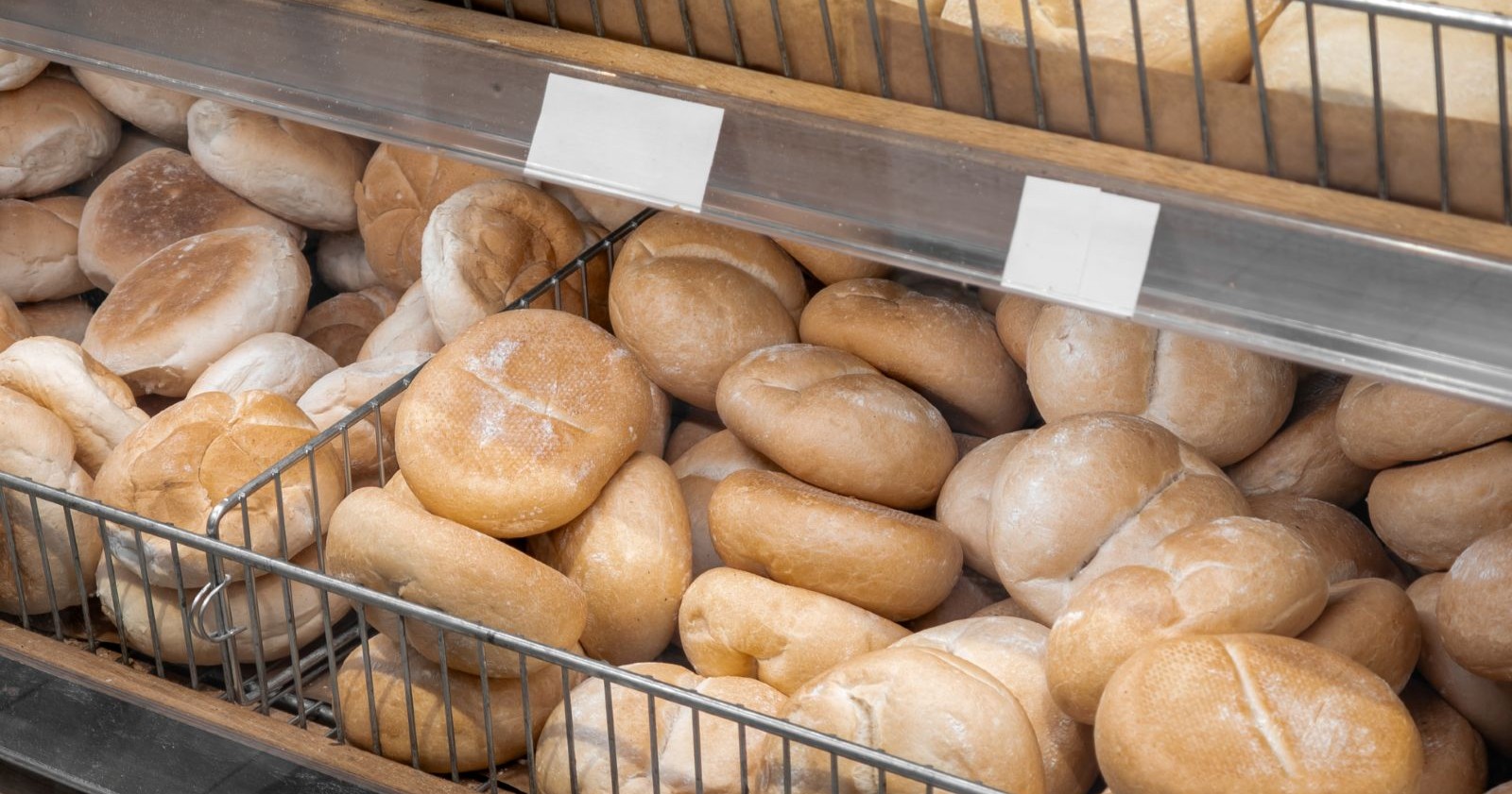 Semmeln in der Auslage eines Supermarkt-Regals